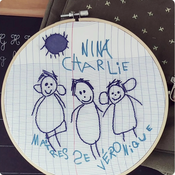 Broderie de fin d'année faite main — portrait ou écriture de votre enfant