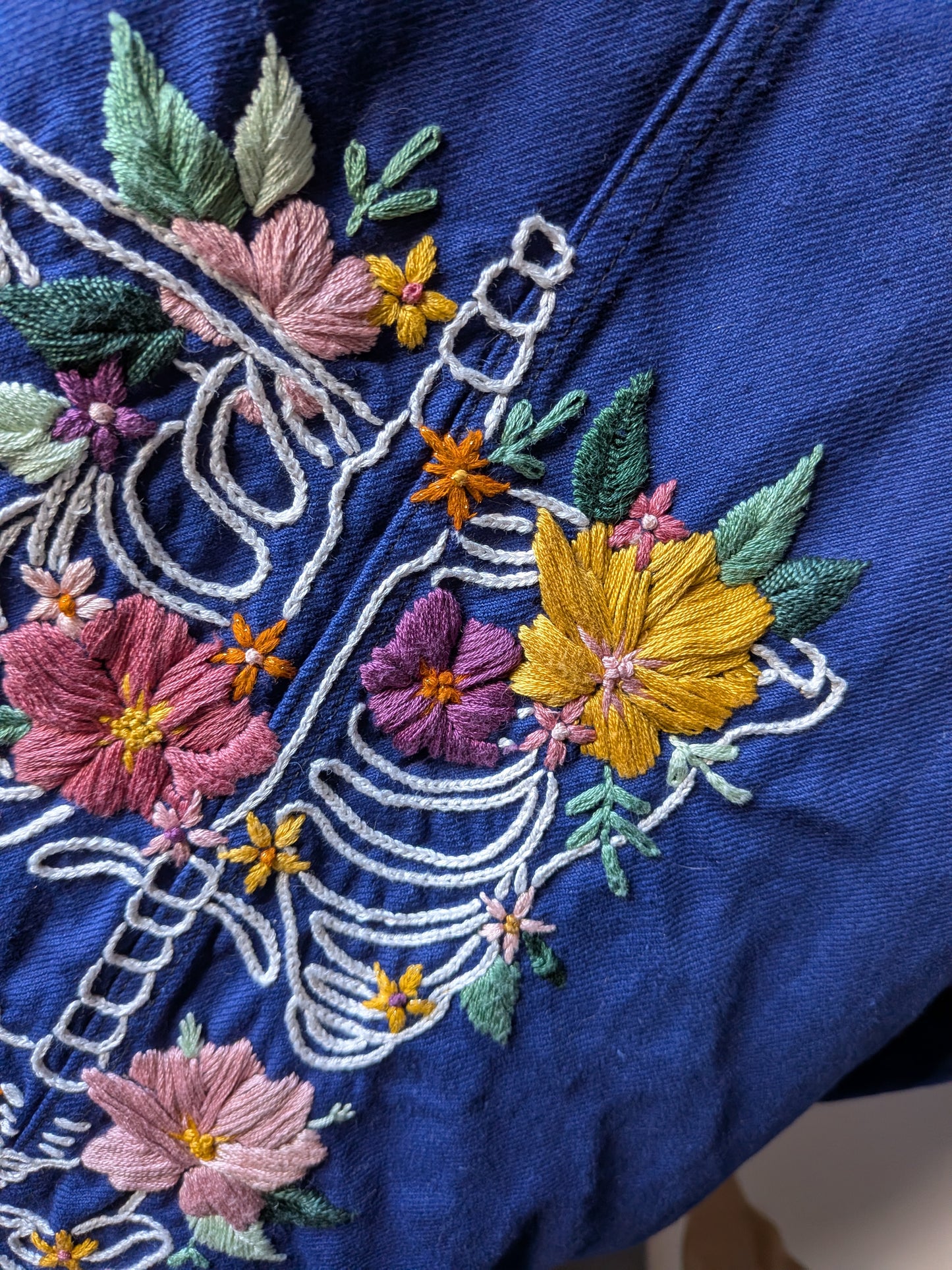 Motif de broderie – Colonne Fleurie