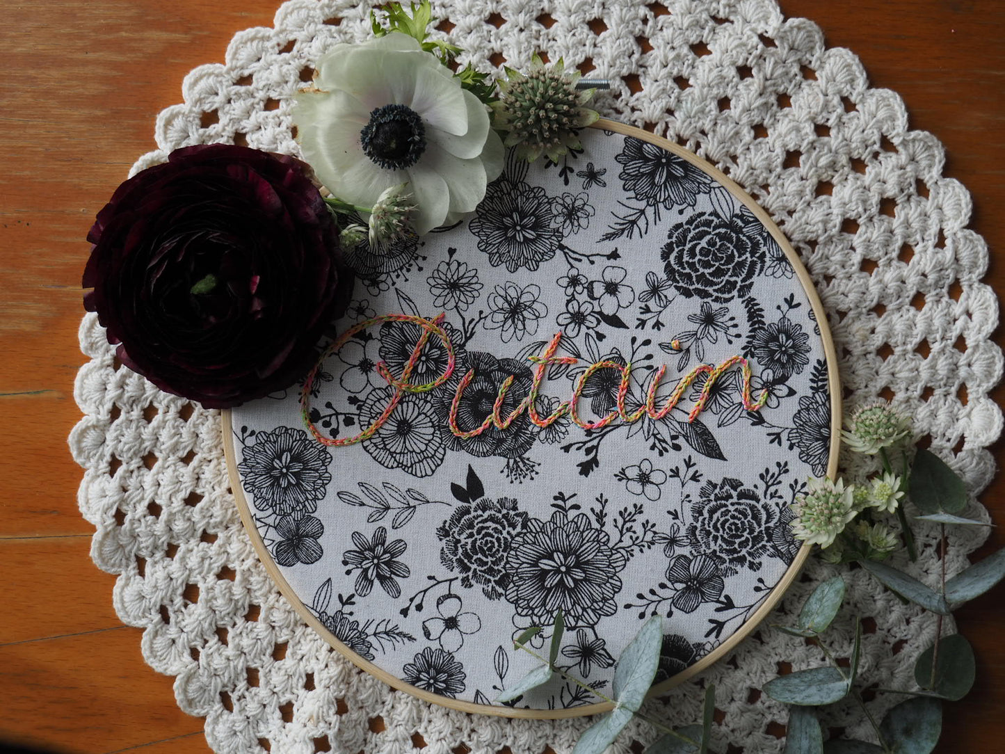 Juron brodé fluo sur toile de Jouy – Tambour 15 cm