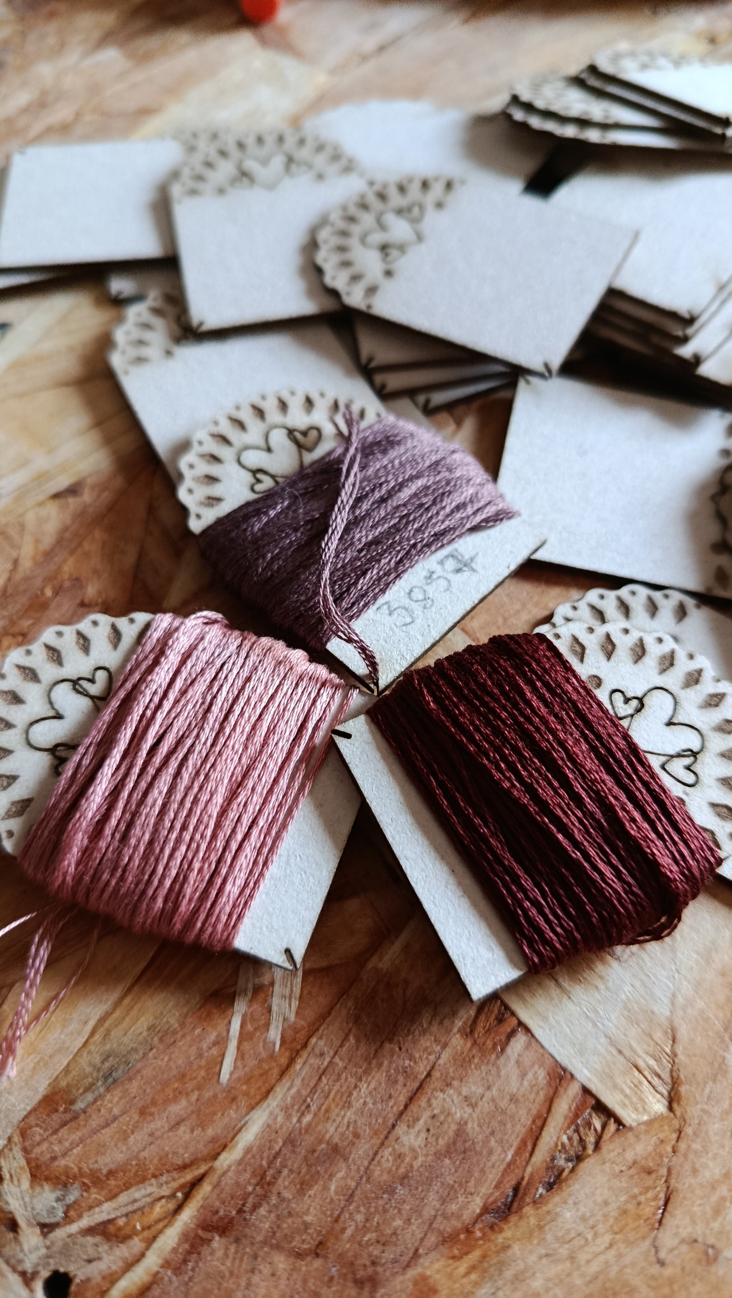 Échevettes en carton bois – Rangement durable pour vos fils à broder
