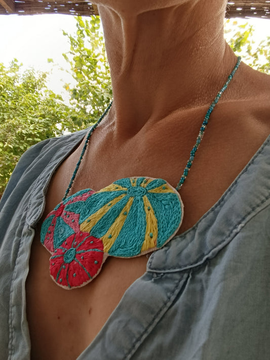 Trois oursins, une aiguille, et un collier plastron