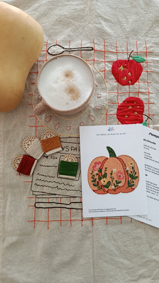 Motif d’Octobre : une citrouille à broder + un pumpkin spice latte à siroter