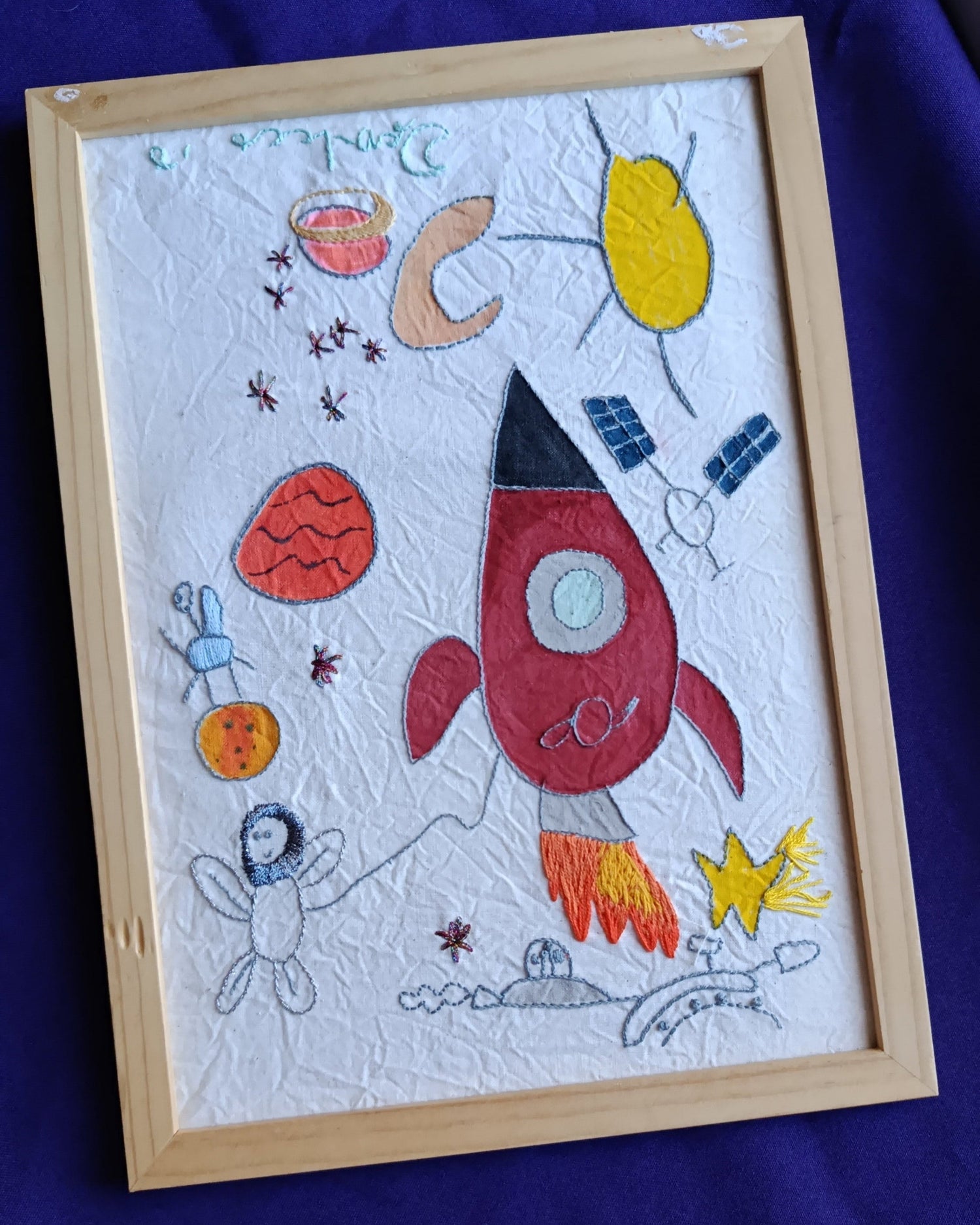 Broderie personnalisée faite main à Toulouse — dessin d'enfant encadré sur tambour