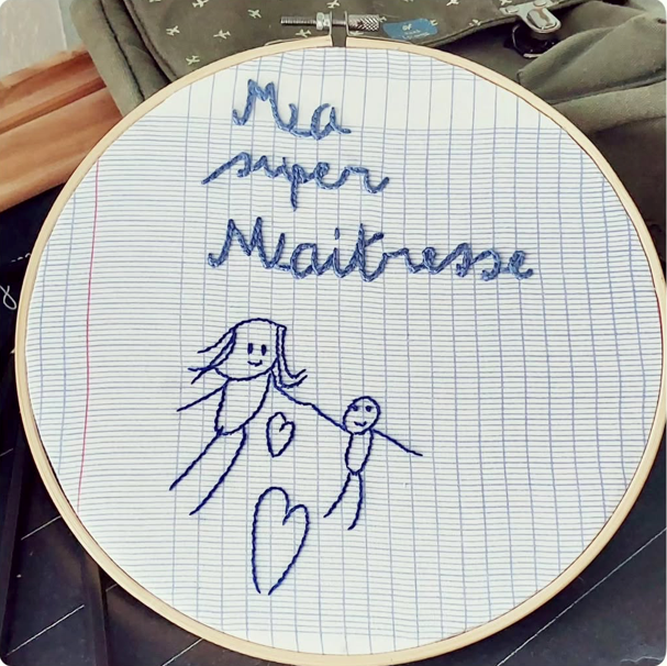 Broderie de fin d'année faite main — portrait ou écriture de votre enfant
