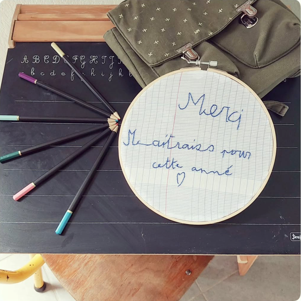 Broderie de fin d'année faite main — portrait ou écriture de votre enfant