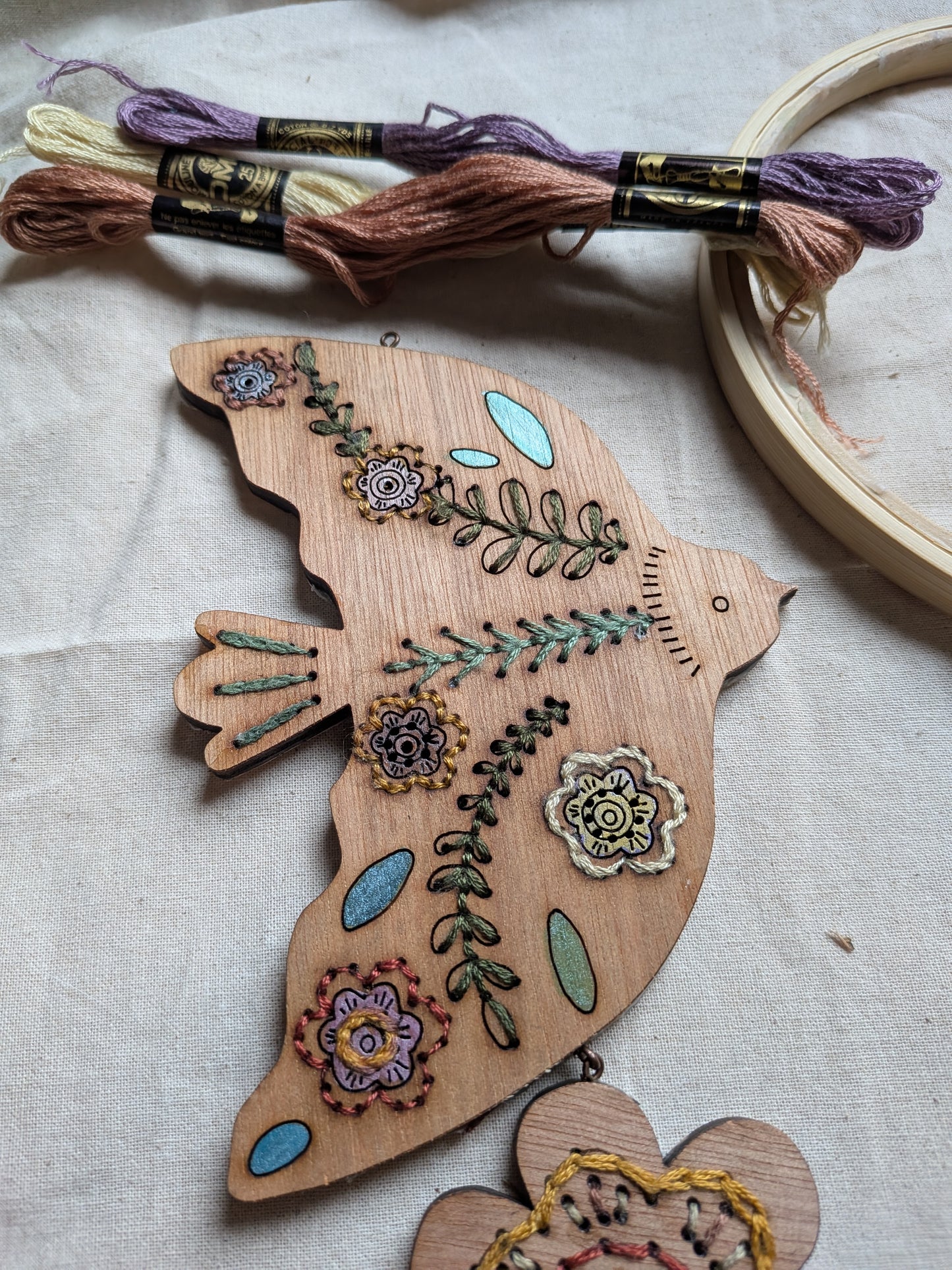 Kit broderie intermédiaire suspension oiseau sur support bois gravé, fils DMC vintage upcyclé, fabriqué à Toulouse — Collection Bestiaire