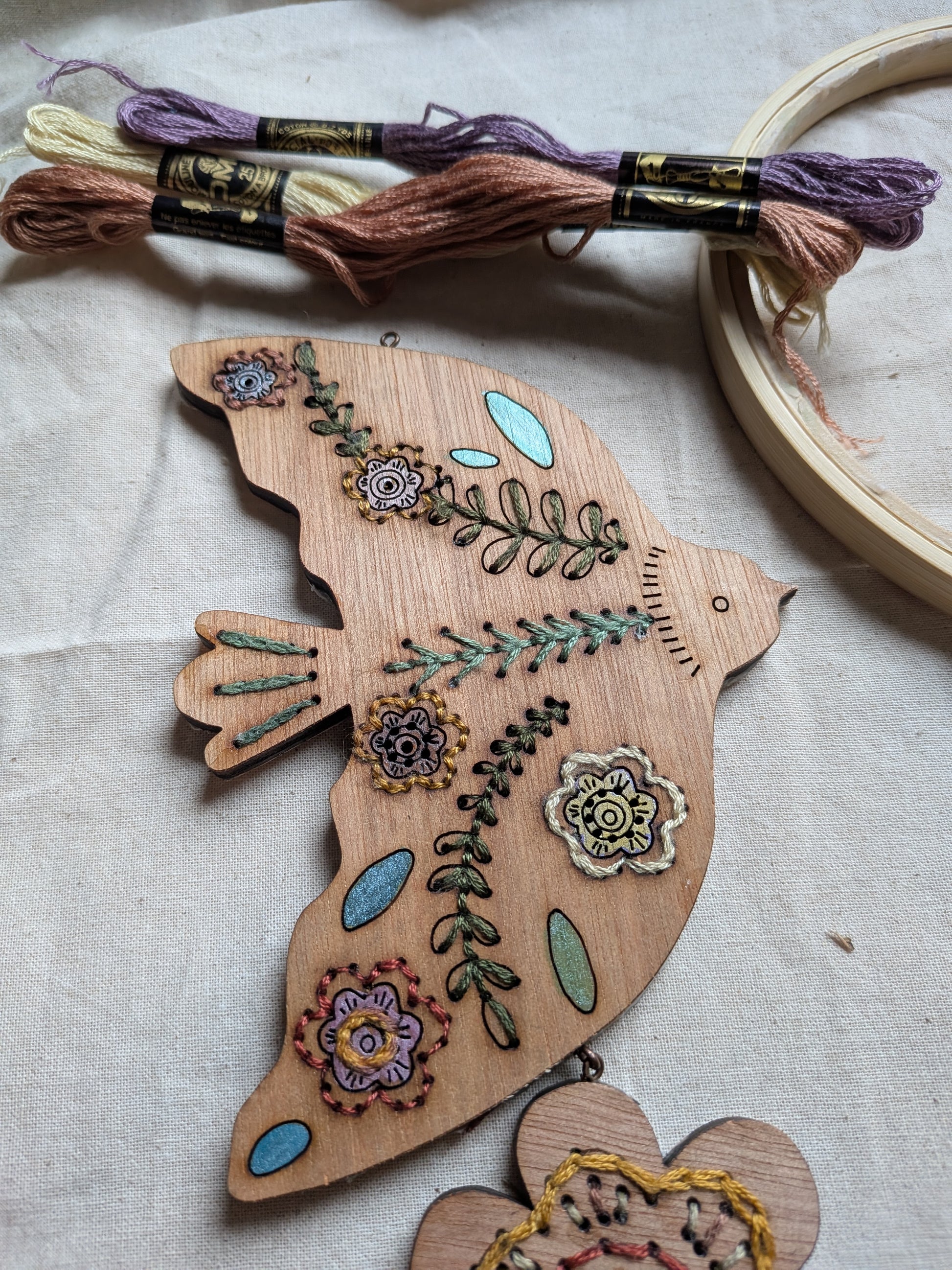Kit broderie intermédiaire suspension oiseau sur support bois gravé, fils DMC vintage upcyclé, fabriqué à Toulouse — Collection Bestiaire