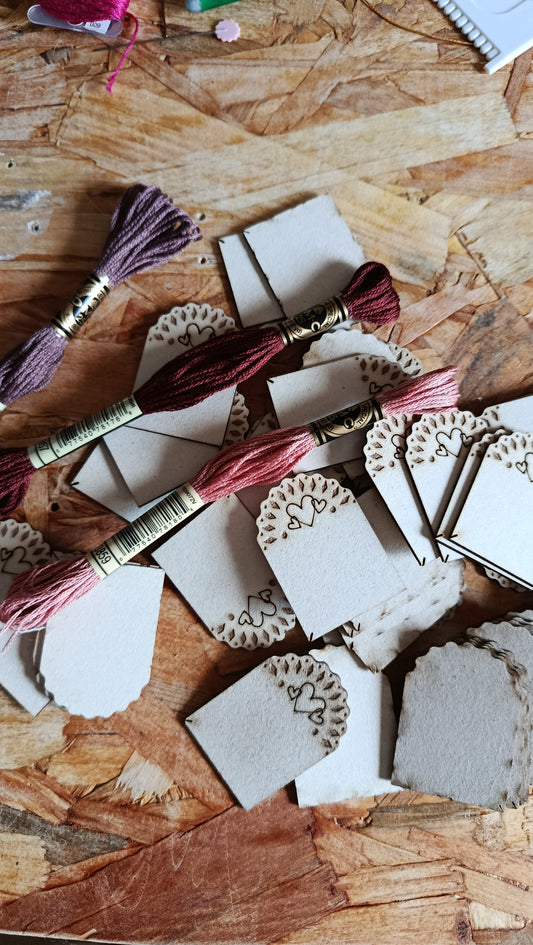 Échevettes en carton bois – Rangement durable pour vos fils à broder